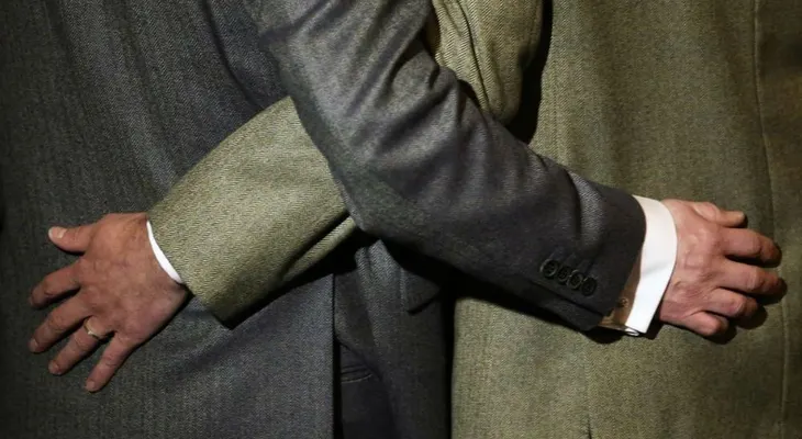 Gobernador de NY planea prohibir "conversión gay" en jóvenes