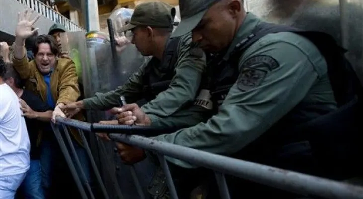 Gobierno venezolano agrede a diputados opositores