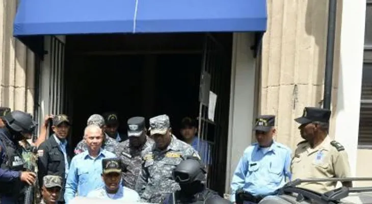 Rondón lucía sonriente cuando era llevado a Najayo, pero le voceaban "corrupto, corrupto"