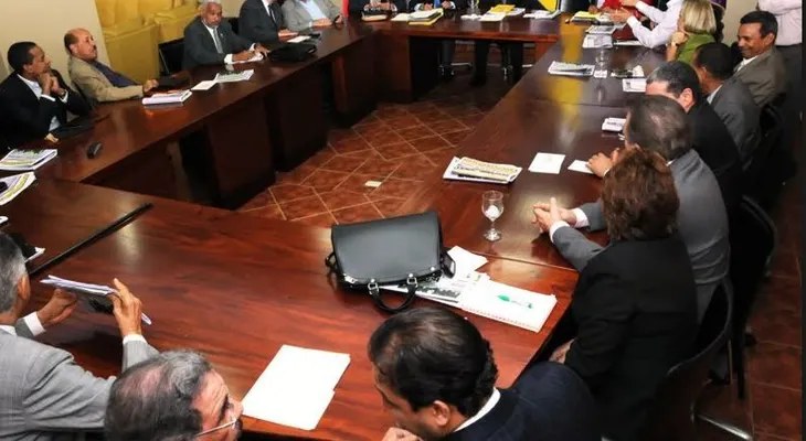 Reanudan reunión Comité Político PLD