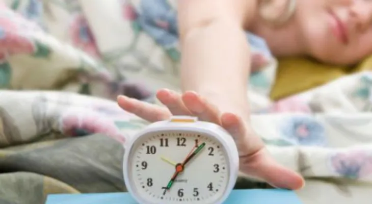 Por qué deberías levantarte cuando suena la alarma