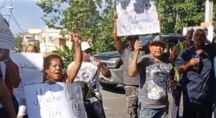 Residentes de la Zona Sur de La Vega protestan por apagones y altas facturas de Edenorte