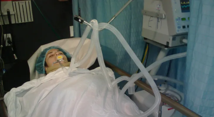 Sigue en estado delicado joven venezolana se accidentó en Boca Chica