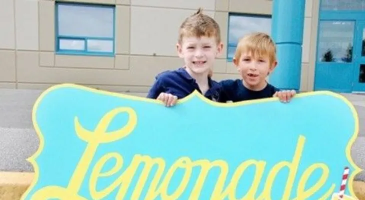 Niño vende 58 mil dólares en limonada para cirugí­a de su mejor amigo