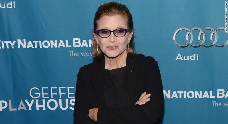 La actriz Carrie Fisher está en condición estable, dice la madre