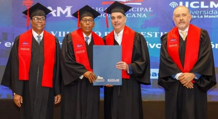 Abinader encabeza graduación de 50 profesionales de la LMD dedicada a la memoria de su padre