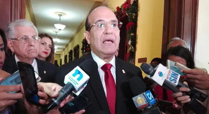 Castaños Guzmán sugiere a quienes piden renuncia de Danilo, retirar manifiesto para evitar "ridículo popular" 