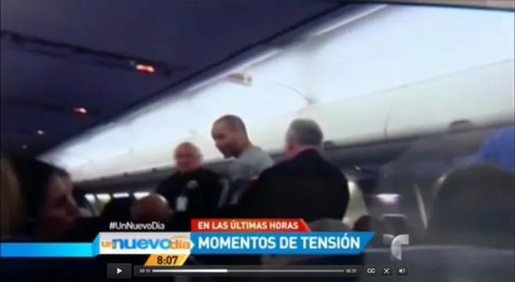 Trató de abrir puerta de avión en pleno vuelo para ver al Señor