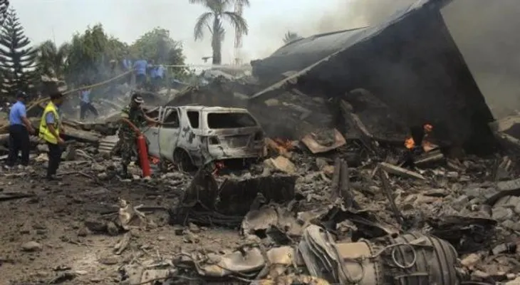 36 muertos y 3 heridos al estrellarse un avión militar en Indonesia