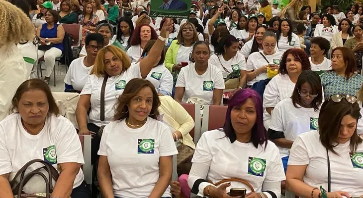 Leonel Fernández juramenta más de 150 mujeres del PRM en Madrid .