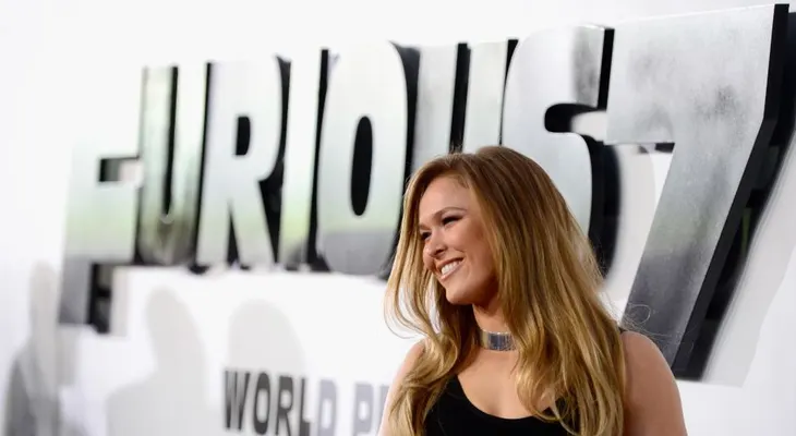 Luchadora Ronda Rousey acepta una cita para ir con un soldado a un baile del ejército