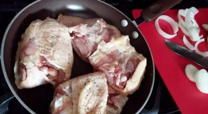 Lavar el pollo antes de cocinarlo: un error que te puede llevar a la muerte