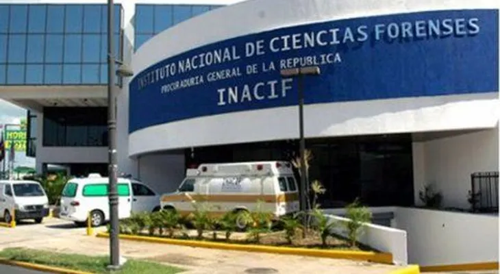 Madre de Carla Massiel acude al INACIF para determinar si osamenta pertenece a su hija
