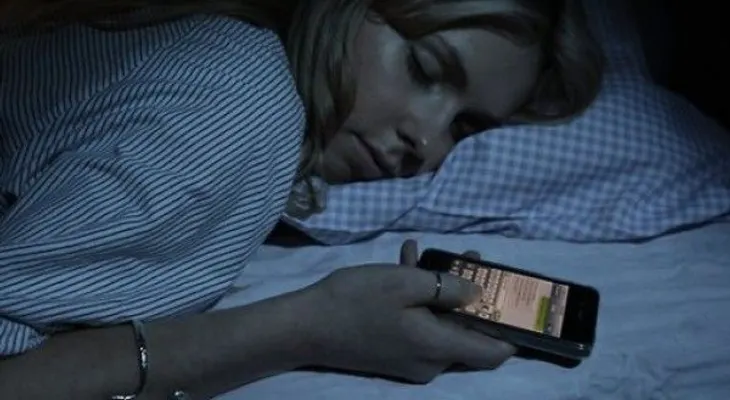 Lo que puede pasarte si no apagas el celular por la noche