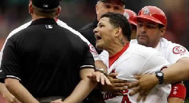 Yadier Molina expulsado tras arrojar su casco protector