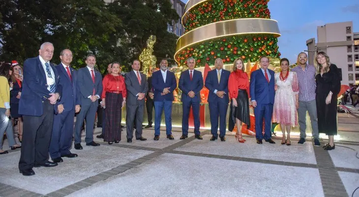 BCRD enciende árbol de Navidad; Albizu agradece al Señor haberlo ayudado a superar adversidades