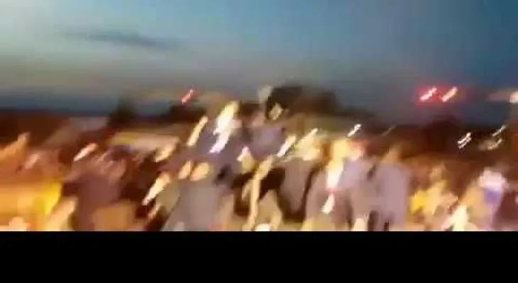 Multitud le vocea "maldito, maldito, maldito" a Nicolás Maduro; le tiran piedras, botellas y huevos al maldito...(VIDEO)