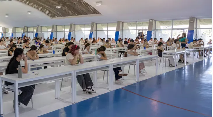 Medicina lidera carreras con mejores salarios y empleo