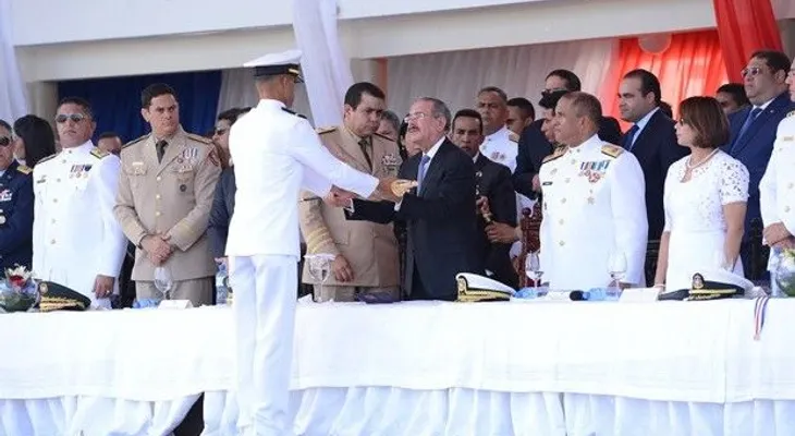 Danilo Medina encabeza graduación de la Armada