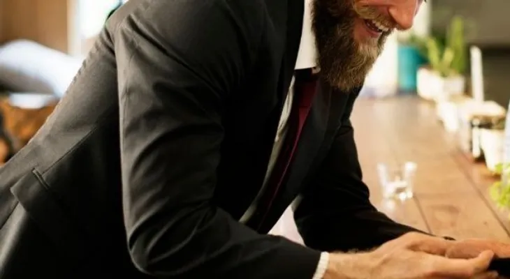 Un hombre que se sentía solo crea grupo de WhatsApp con todas sus exnovias