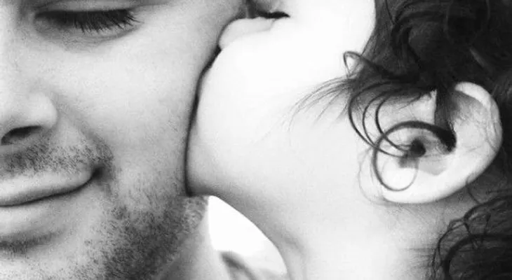 Varones con testículos pequeños son mejores padres
