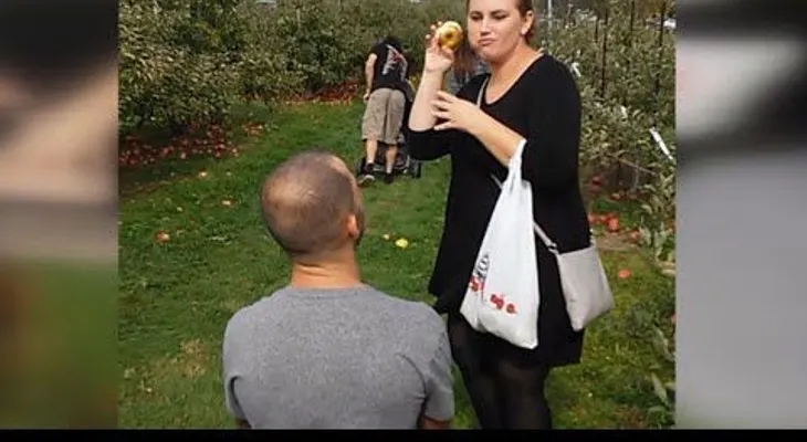 No creyó que le pedían matrimonio y reaccionó con un golpe 