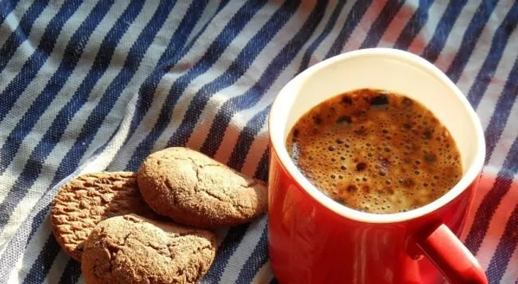 ¿Por qué la cafeína nos mantiene despiertos?