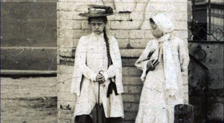 Una niña fantasma que nunca sonríe asoma en varias fotos tomadas antes del fin de la Rusia zarista