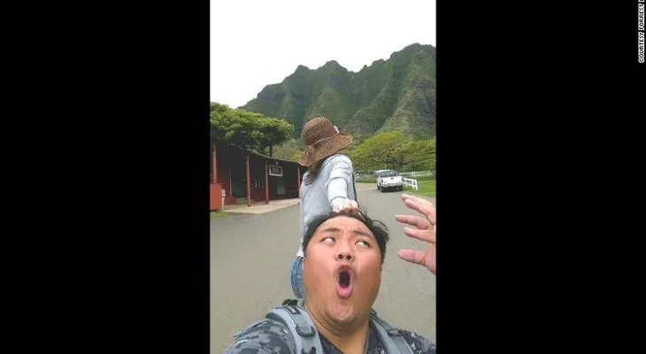 La graciosa parodia del fotógrafo que sigue a su novia por el mundo