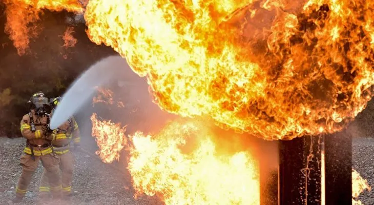 Al menos 25 muertos al incendiarse una escuela de Malasia