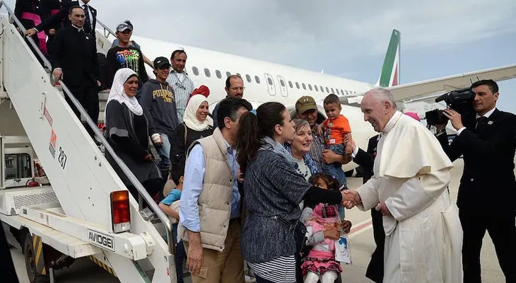 El papa fue a Grecia a visitar a los refugiados y se llevó a tres familias sirias al Vaticano