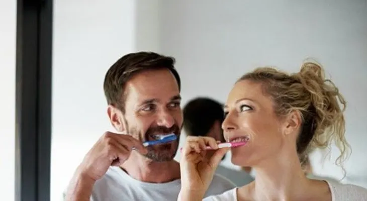 Encuentran materia fecal en el 60 por ciento cepillos de dientes de baños compartidos