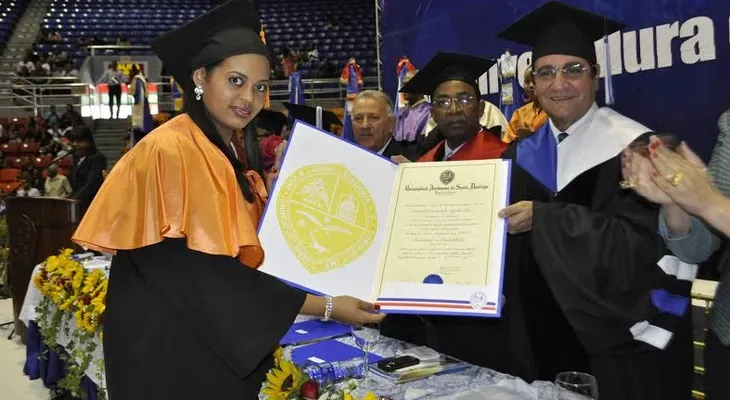 UASD inviste 392 nuevos profesionales en Santiago