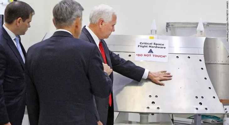 La comprometedora foto del vicepresidente de EE.UU. en la NASA que se hizo viral