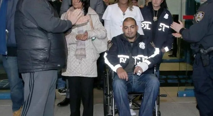 Colegas de policía que mató dominicano de siete balazos lo reciben con aplausos 