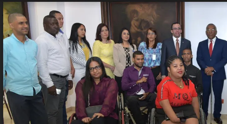 Ministro Andrés Navarro nombra en Educación a personas con discapacidad 
