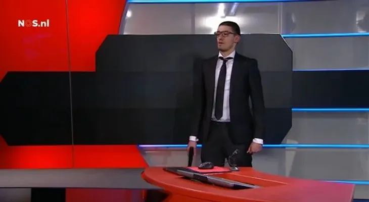 Un hombre armado irrumpe en un canal de TV holandés (Video)