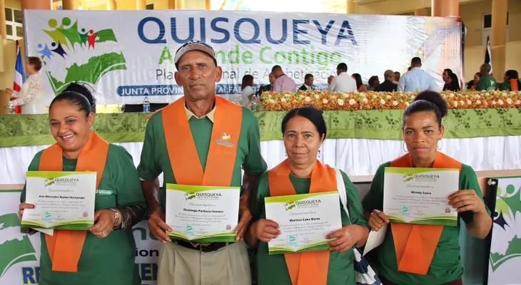 Dos señores admiten que se han graduado hasta tres veces en Quisqueya Aprende Contigo