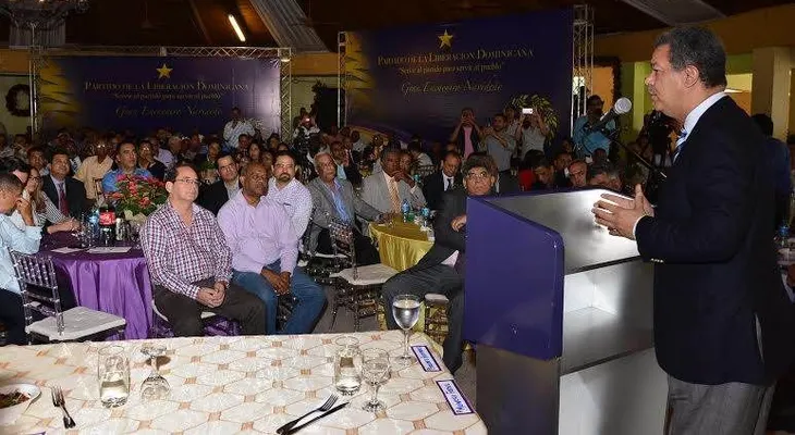Leonel dice sentencia TC es "irrevocable y tiene que ser respetada"; reparte canastas