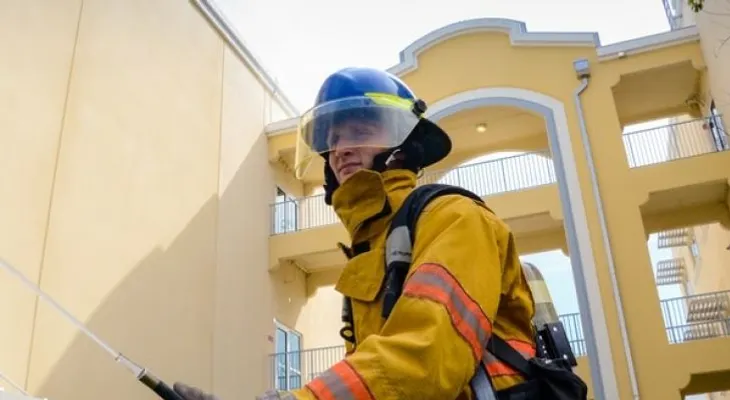 Bombero salva un hombre con un colchón humano