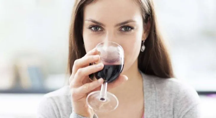 ¿Has tomado vino? Espera antes de cepillarte los dientes