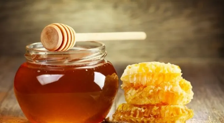 5 maneras de usar la miel como producto de belleza natural