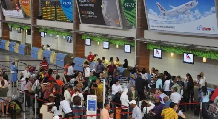 Cargan a boleto aéreo cobro de US$10 a turistas, que dejó de existir