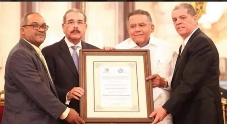 Entregan premio  a Juan Bolívar Díaz
