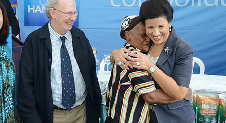 Margarita entrega Progresina a envejecientes de Pantoja  