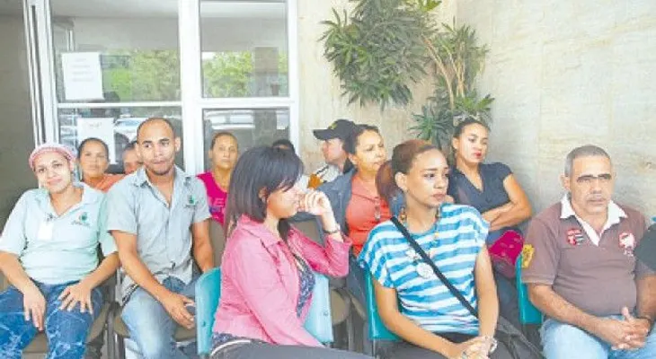 Empleados del Arturo Grullón exigen pago