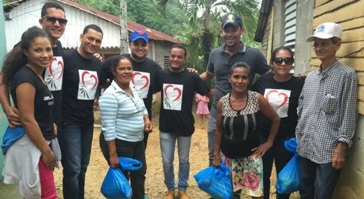 Fundación entrega fundas navideñas a familias de escasos recursos en Cabrera
