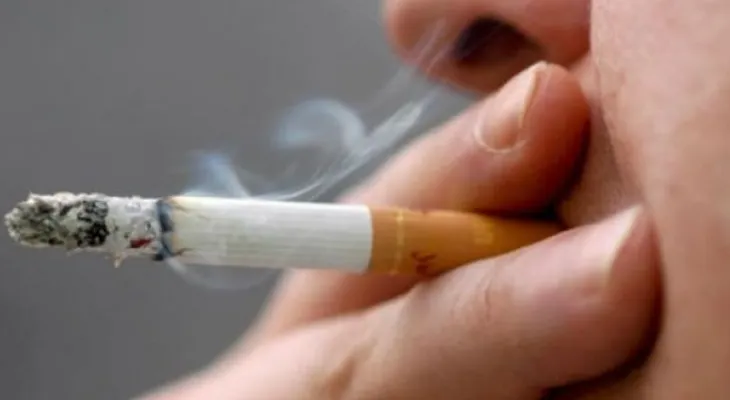 Un hombre con cáncer de garganta, mata a su compañero que lo indujo a fumar