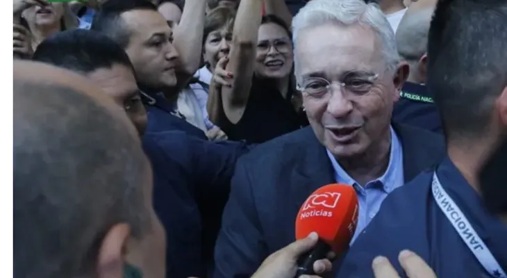 Álvaro Uribe absuelto por soborno