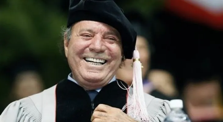 Julio Iglesias recibe doctorado honorario de Berklee 